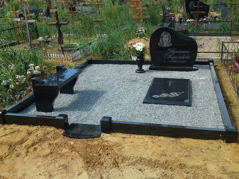 Ģimenes kapa labiekārtošana ar granīta parklāju
