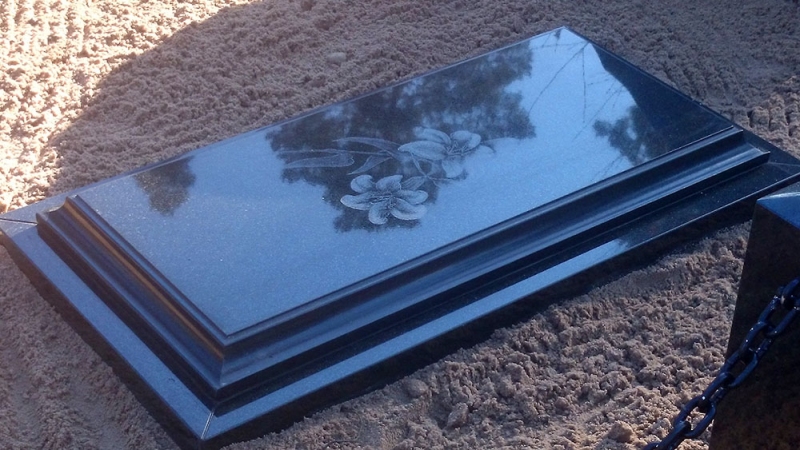 Frēzēta slēgta granīta kapu plāksne ar gravējumu
