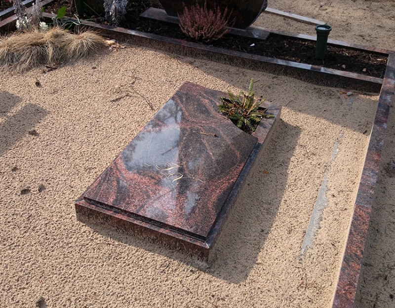 Slēgtais kapu rāmītis no AURORA granīta