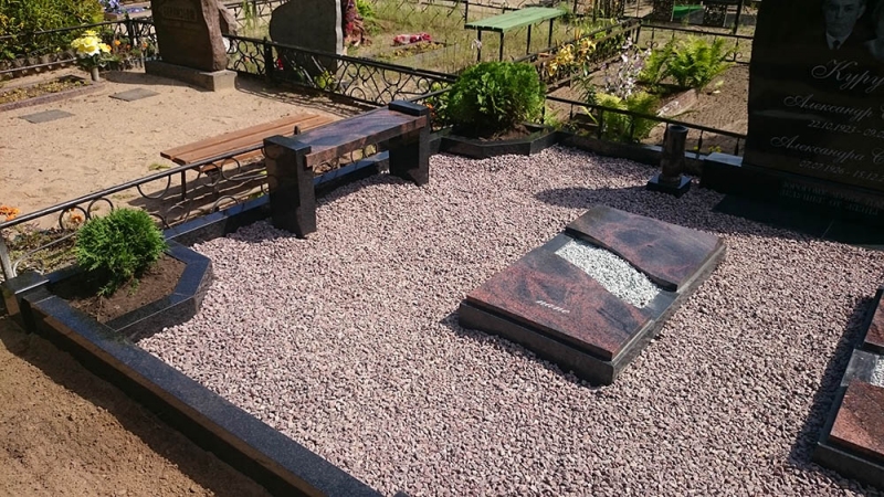 Ģimenes kapavietas labiekārtošana ar granīta apmalēm, soliņu un pusslēgtiem kapu rāmīšiem