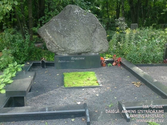 Laukakmens kapu piemineklis noformējums ar veselu akmeni