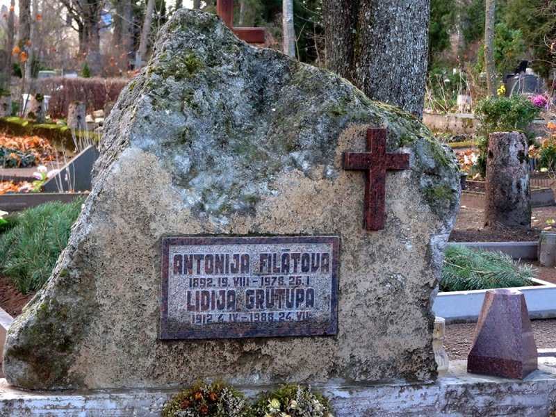 Laukakmens kapu piemineklis ar sarkanu granīta krustišu