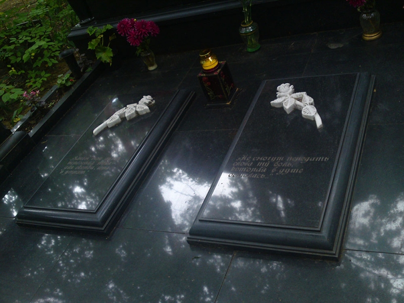 Закрытые резные саркофаги с гравировками роз