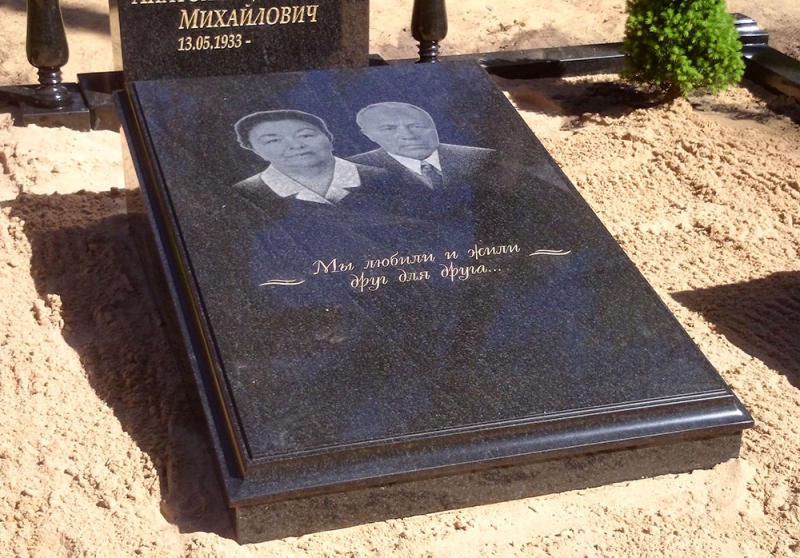 Закрытый мемориальный саркофаг с двойным портретом