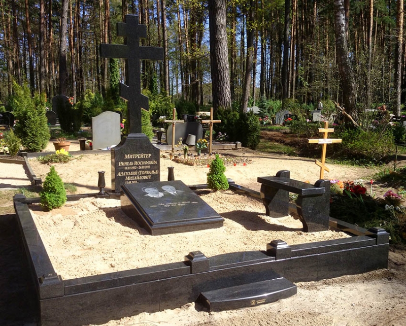 Гранитный крест с вазами, оградкой и надгробием