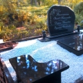 gimenes kapavietas noformējums no Karēlijas granīta Lāčupes kapos, Rīgā, Latvijā