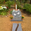 Granīta kapu pieminekļi sirds formas veidā