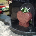 Granīta kapu pieminekļi sirds formas veidā ar dažādiem akmeņiem
