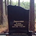 Pulēts granīta kapu piemineklis ar individualo formu